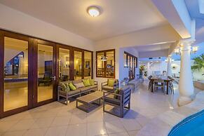 Villa Salina - 5BR w Pool Jacuzzi Sauna