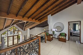 Villa Salina - 5BR w Pool Jacuzzi Sauna