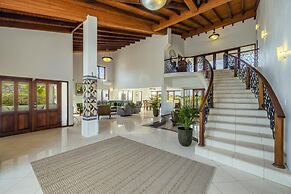 Villa Salina - 5BR w Pool Jacuzzi Sauna