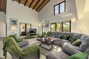 Villa Salina - 5BR w Pool Jacuzzi Sauna