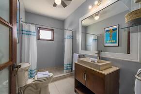 Villa Salina - 5BR w Pool Jacuzzi Sauna