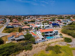 Villa Salina - 5BR w Pool Jacuzzi Sauna