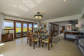 Villa Salina - 5BR w Pool Jacuzzi Sauna