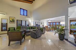 Villa Salina - 5BR w Pool Jacuzzi Sauna