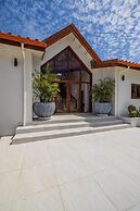 Villa Salina - 5BR w Pool Jacuzzi Sauna