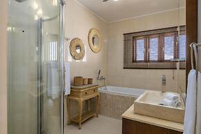 Villa Salina - 5BR w Pool Jacuzzi Sauna