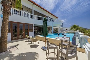 Villa Salina - 5BR w Pool Jacuzzi Sauna