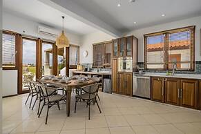 Villa Salina - 5BR w Pool Jacuzzi Sauna