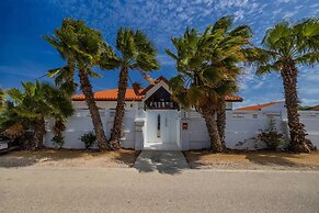 Villa Salina - 5BR w Pool Jacuzzi Sauna