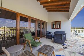 Villa Salina - 5BR w Pool Jacuzzi Sauna