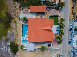 Villa Salina - 5BR w Pool Jacuzzi Sauna