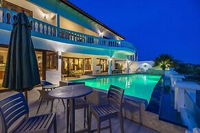 Villa Salina - 5BR w Pool Jacuzzi Sauna