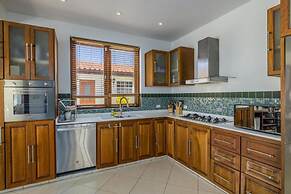 Villa Salina - 5BR w Pool Jacuzzi Sauna