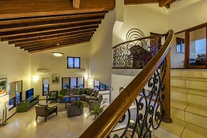 Villa Salina - 5BR w Pool Jacuzzi Sauna