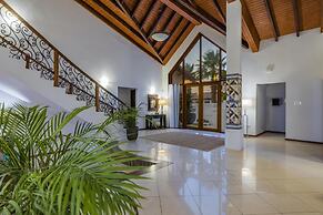 Villa Salina - 5BR w Pool Jacuzzi Sauna