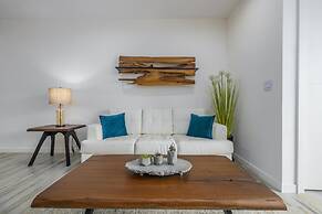 NEW 2BR Condo in of Palm Beach Walk 2 Beach