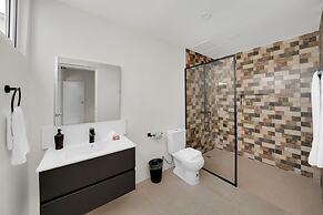 NEW 5BR Villa w Pool Patio Great Location