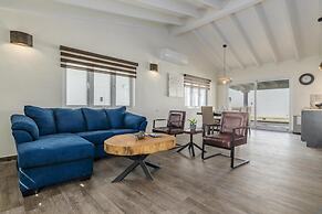 NEW 5BR Villa w Pool Patio Great Location