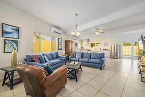 Cheerful Caribbean Villa w Private Pool 3BR
