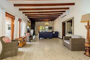 Villa Allegra Family Vacation Home w Pool BBQ