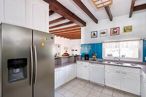 Villa Allegra Family Vacation Home w Pool BBQ