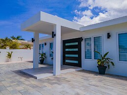 NEW 5BR Villa w Privatepool 3min to Eagle Beach