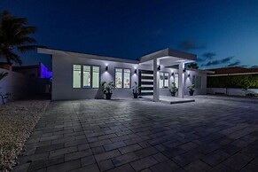 NEW 5BR Villa w Privatepool 3min to Eagle Beach