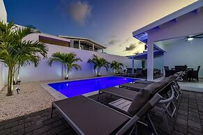 NEW 5BR Villa w Privatepool 3min to Eagle Beach