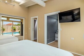 Villa Blue Topaz - Oasis With Pool Hot tub Sauna