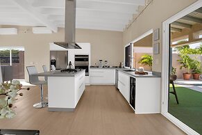 Villa Blue Topaz - Oasis With Pool Hot tub Sauna