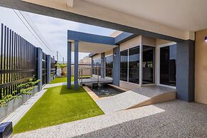 Villa Blue Topaz - Oasis With Pool Hot tub Sauna