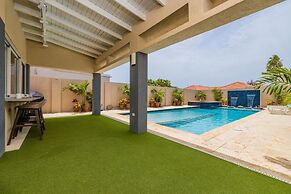 Villa Blue Topaz - Oasis With Pool Hot tub Sauna