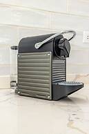 NEW Modern 3 Bedroom 10 Minute Walk to the Beach