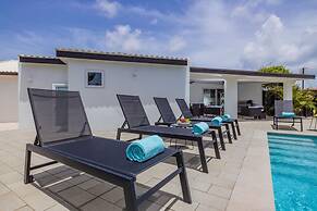 NEW Modern 3 Bedroom 10 Minute Walk to the Beach