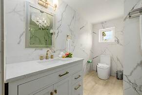 NEW Modern 3 Bedroom 10 Minute Walk to the Beach