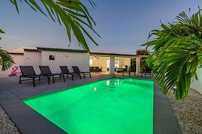 NEW Modern 3 Bedroom 10 Minute Walk to the Beach