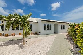 NEW Modern 3 Bedroom 10 Minute Walk to the Beach