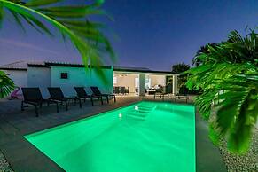 NEW Modern 3 Bedroom 10 Minute Walk to the Beach