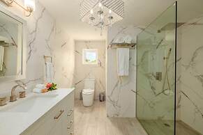 NEW Modern 3 Bedroom 10 Minute Walk to the Beach