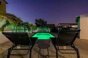 NEW Modern 3 Bedroom 10 Minute Walk to the Beach