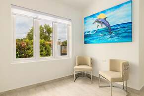 NEW Modern 3 Bedroom 10 Minute Walk to the Beach