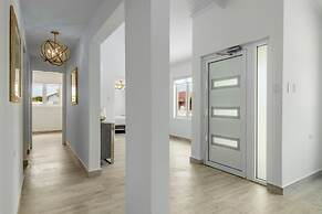 NEW Modern 3 Bedroom 10 Minute Walk to the Beach