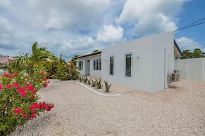 NEW Modern 3 Bedroom 10 Minute Walk to the Beach