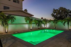 NEW Modern 3 Bedroom 10 Minute Walk to the Beach