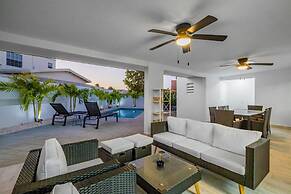 NEW Modern 3 Bedroom 10 Minute Walk to the Beach