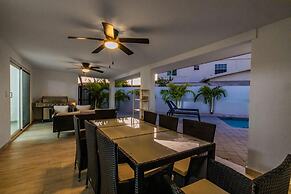 NEW Modern 3 Bedroom 10 Minute Walk to the Beach