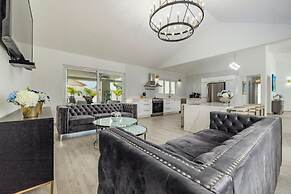 NEW Modern 3 Bedroom 10 Minute Walk to the Beach