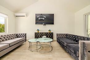 NEW Modern 3 Bedroom 10 Minute Walk to the Beach