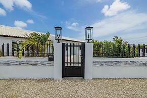 NEW Modern 3 Bedroom 10 Minute Walk to the Beach