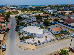 NEW Modern 3 Bedroom 10 Minute Walk to the Beach